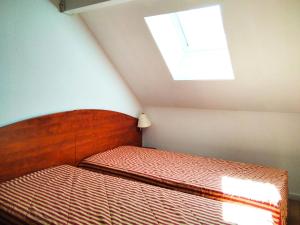 a bedroom with a bed and a skylight at Résidence Pic Du Midi - Apt n°41 - 1er étage - Bâtiment Campan2 MAE-8604 in La Mongie