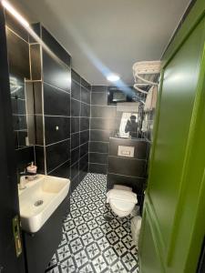 een badkamer met een wit toilet en een wastafel bij TAKSİM SqUARE PARK HOTEL in Istanbul