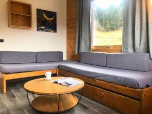 a living room with a couch and a table at Résidence Prariond - 2 Pièces pour 5 Personnes 414 in Valmorel