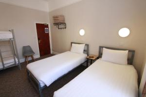 Postel nebo postele na pokoji v ubytování Lords Hotel