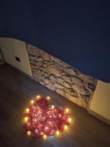 uma pilha de cerejas sentadas no chão com luzes em La cascina della vigna del viandante em Abbadia Lariana
