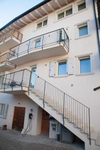 ein Gebäude mit einer Seitentreppe in der Unterkunft COMFORT 70 in Levico Terme