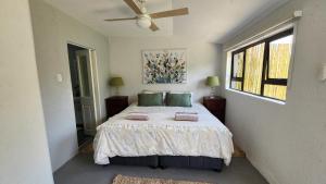 سرير أو أسرّة في غرفة في Aloe Arbour Self-catering cottages