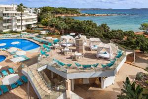 een luchtzicht op een resort met een zwembad bij Aparthotel Tropic Garden in Santa Eularia des Riu