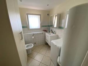 een witte badkamer met een toilet en een wastafel bij Vue mer au coeur de Saint Mandrier, 3 chambres, climatisation, wifi (fibre) in Saint-Mandrier-sur-Mer
