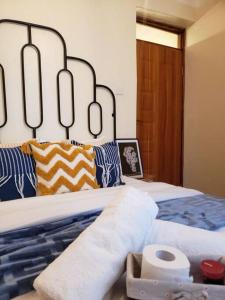 Un ou plusieurs lits dans un hébergement de l'établissement Cozy apartment-Java Blue Embu
