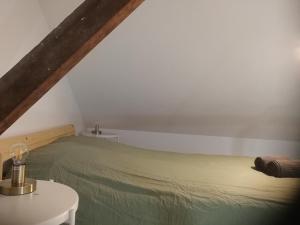 1 dormitorio con cama verde y mesa blanca en T2 Duplex Segré - Hyper centre - Wifi - Netflix, en Segré