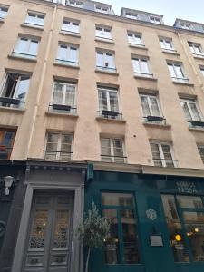 een hoog gebouw met ramen aan de zijkant bij mandar 14 in Parijs