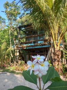 ein Gebäude mit einem Blumenstrauß davor in der Unterkunft Sumatra Ecolodge in Sungaipisang