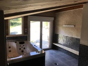 un ampio bagno con vasca e finestra di Résidence Regain - Chalets pour 6 Personnes 464 a Vars