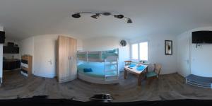 特勞恩的住宿－Wohnungen Bachhaus，一间卧室配有一张双层床、一张桌子和一张书桌。