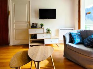 uma sala de estar com um sofá e uma mesa em Résidence Pic Du Midi - 2 Pièces pour 4 Personnes 794 em La Mongie