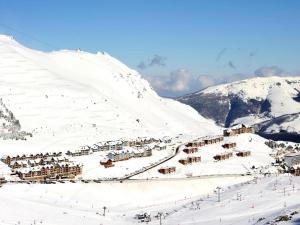 una estación de esquí en la nieve en una montaña en Résidence Pic Du Midi - 2 Pièces pour 4 Personnes 794, en La Mongie