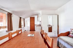 a living room with a couch and a wooden floor at Les Myrtilles - maeva Home - Appartement 2 pièces 6 personnes - Confort 854 in Vars