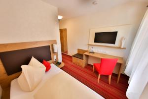 安姆爾巴克的住宿－奧赫森酒店，酒店客房设有一张床、一张书桌和一台电视机。