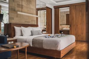 Postel nebo postele na pokoji v ubytování Sana Vie Villa Seminyak by Ini Vie Hospitality