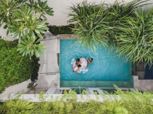 Bazén v ubytování Sana Vie Villa Seminyak by Ini Vie Hospitality nebo v jeho okolí