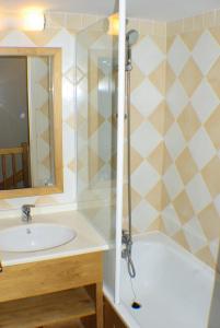een badkamer met een wastafel en een douche bij Résidence La Marelle et Le Rami - maeva Home - Appartement 3 pièces 7 pers 654 in La Plagne Tarentaise