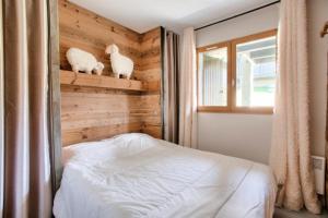 Tempat tidur dalam kamar di Résidence les Chalets D'aurouze - maeva Home - Appartement 2 pièces 6 pers 954