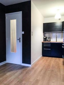 um quarto vazio com uma cozinha e uma porta em Résidence Cimes - 2 Pièces pour 6 Personnes 324 em Vénosc