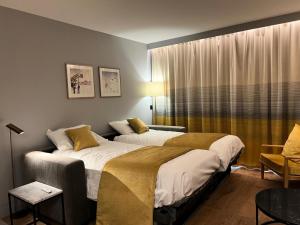 een hotelkamer met 2 bedden en een raam bij Nouveau - LES ARCS 1800 - APPARTEMENT NEUF - LES CRISTAUX A20 - 3 PIECES 6 PERSONNES in Arc 1800