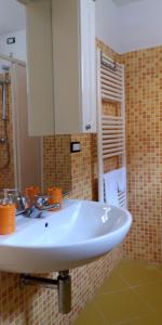 Yellow e Blu appartaments في جوليانوفا: حمام مع حوض أبيض ومرآة