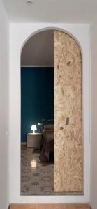 Yellow e Blu appartaments في جوليانوفا: غرفة بجدار حجري