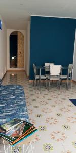 Yellow e Blu appartaments في جوليانوفا: غرفة بسرير وطاولة وكراسي