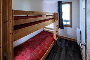 Bunk bed o mga bunk bed sa kuwarto sa Appartement rénové 3 Pièces 4-6 Personnes