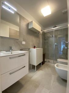 La salle de bains est pourvue d'un lavabo, de toilettes et d'une douche. dans l'établissement Luxury Blue Paradise Alassio, à Alassio