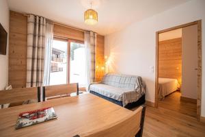 a small room with a bed and a mirror at Résidence LUMI BATIMENT B - Appartement LUMI B pour 4 Personnes 994 in Valmorel