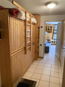 een hal met houten wanden en een kamer met een hal bij Résidence Grande Chaume - 2 Pièces pour 4 Personnes 344 in Vénosc