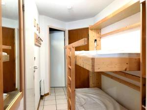 een kamer met 2 stapelbedden en een badkamer bij Résidence Grande Chaume - 2 Pièces pour 4 Personnes 344 in Vénosc
