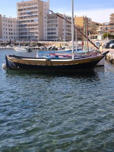 un barco sentado en el agua en un puerto en Les Résidences du Mourillon en Toulon