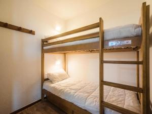 ein Schlafzimmer mit zwei Etagenbetten in einem Zimmer in der Unterkunft Appartement 3 Pièces Cabine 8 Personnes MAE-4554 in Orcières + 12 Fotos