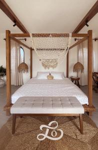 1 dormitorio con 1 cama con lámpara de araña en Lo Villa Phu Yen, en Phú Hiệp