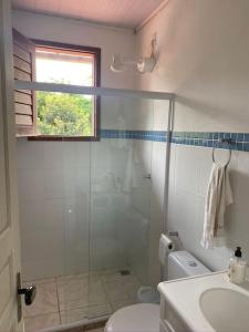 パラチにあるbela casa no verde a 10 minutos do centroのシャワー、トイレ、洗面台を備えたバスルーム