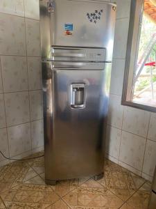 パラチにあるbela casa no verde a 10 minutos do centroの- ステンレス製の冷蔵庫(キッチンの隅)