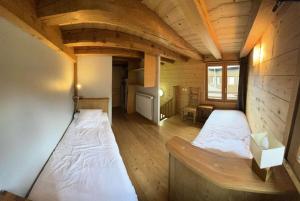 een kamer met 2 bedden in een houten huis bij Résidence Melezet - Pièces 614 in Vars