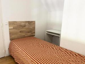 Habitación pequeña con cama y escritorio. en Résidence Pic Du Midi - 3 Pièces pour 7 Personnes 124, en La Mongie