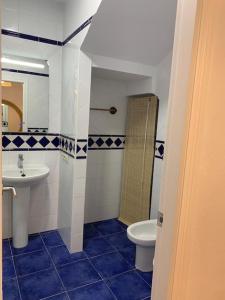 埃爾波索德洛斯弗萊爾斯的住宿－Cala Higuera，一间带卫生间和水槽的浴室