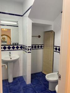 La salle de bains est pourvue d'un lavabo et de toilettes. dans l'établissement Cala Higuera, à El Pozo de los Frailes