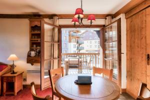 a dining room with a table and a large window at Résidence Les Arcs 1950 Le Village - maeva Home - Appartement 2 pièces 4 personnes - Prestige MAE-0204 in Bourg-Saint-Maurice