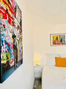 una camera da letto con un letto e un quadro sul muro di ''Ophélia 22'' Joli T2 avec clim et parking a Sète Altre 15 foto