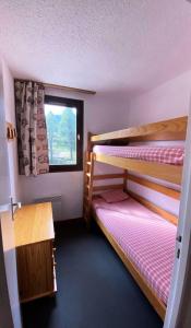 a room with two bunk beds and a window at Résidence Florins - 2 Pièces pour 4 Personnes 404 in Risoul