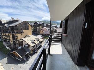 Apartment mit Balkon und Blick auf ein Gebäude in der Unterkunft Résidence Airelles A - 2 Pièces pour 4 Personnes 424 in Risoul