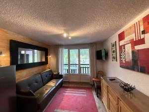 un soggiorno con divano e finestra di Résidence Cesier - 2 Pièces pour 4 Personnes 444 a Risoul