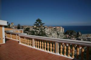 balcone con vista sull'oceano di Mansarda Villa Alf Di Vito a Tropea