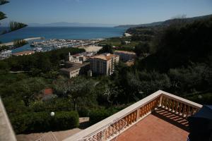 balcone con vista sulla città e sull'oceano di Mansarda Villa Alf Di Vito a Tropea