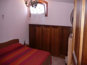 トロペアにあるMansarda Villa Alf Di Vitoの小さなベッドルーム(ベッド1台、窓付)